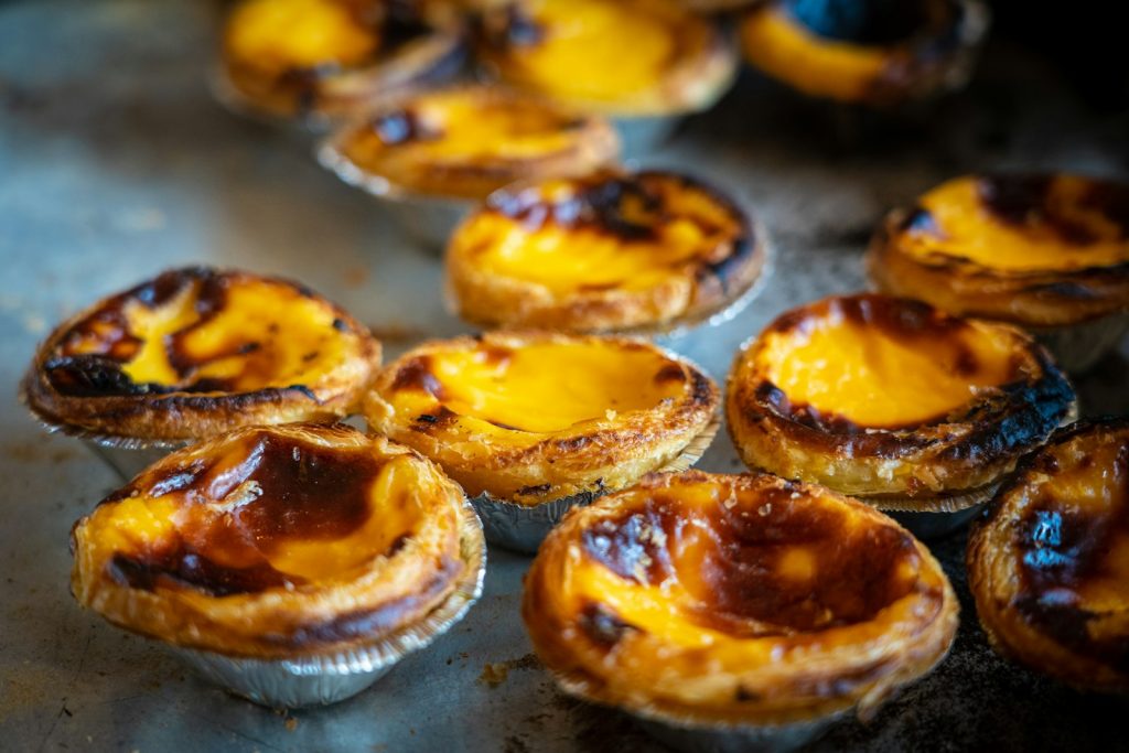 Des tartelettes dorées à la garniture jaune, caramélisée sur le dessus.